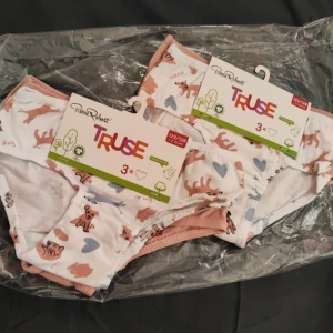 6 st nya trosor i storlek 122/128 - 6st Nya trosor i storlek 122/128  Nya Hela och rena  I orginal förpackning 
