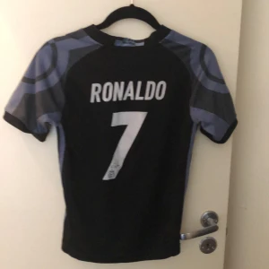 Real Madrid tröja Ronaldo 7 - Uk 12 bra skick  Används ej, eftersom den är för lite för mig som är 12 år och har storlek 152 ungefär.