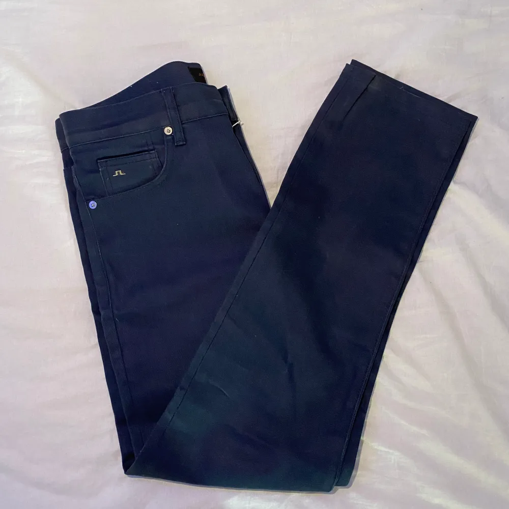 J.Lindeberg jeans i nyskick i storlek 30/32. Nypris ca 1600kr, skick 10/10 Pris går att diskutera ✅. Jeans & Byxor.