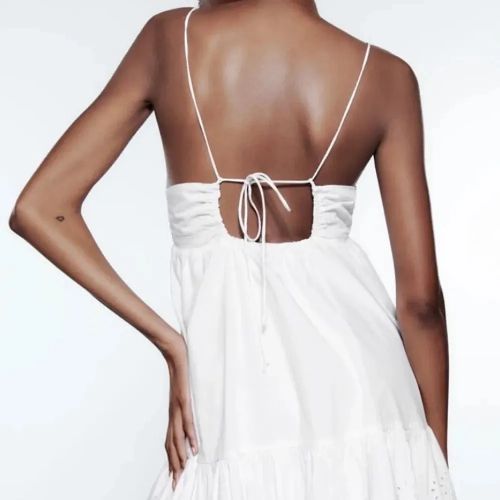 En vit sommar klänning från Zara❤️ slutsåld på hemsidan. Den är i storlek L men passar mig som har kläder i S/M. Klänningar.