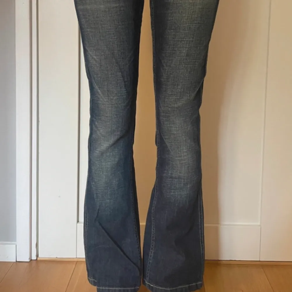 Ett par supersnygga jeans som jag köpte på Vinted. Tyvärr så var dem för små för mig. Tveka inte att skriva för fler bilder! ❤️ (lånade bilder från förra säljaren). Jeans & Byxor.