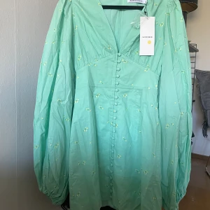 Adoore klänning  - Helt oanvänd Adoore klänning med lappar kvar. Säljer på grund av att den är för liten för mig. 