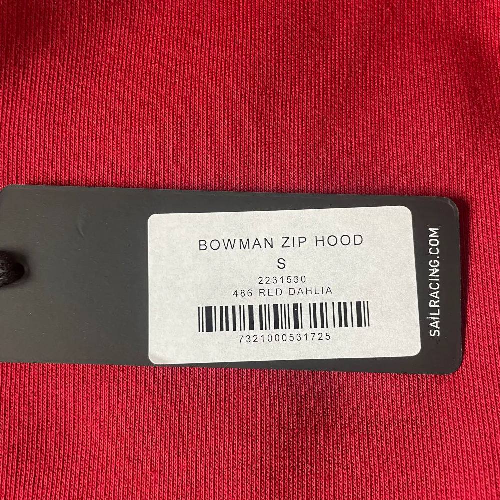 Säljer min Sail Racing Bowman Zip Hood i färgen Red Dhalia. Plaget är storlek S och har inte använt den här fåtals gånger. Så gott som ny. Köpte den för några månader  på sail racing hemsida och har inte kommit till användning. Nypris ligger på 1500 . Hoodies.
