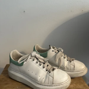 Alexander McQueen - Säljer mina McQueens. De är väl använda därav det billiga priset. Jag har kvar skolådan. Självklart äkta! 