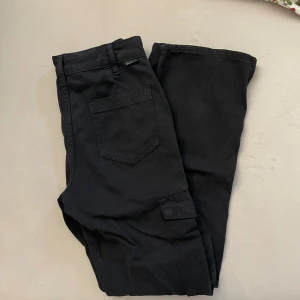 Cargobyxa - Jätte snygga cargobyxor från pull and Bear. Har använt dom 1 gång bara. 