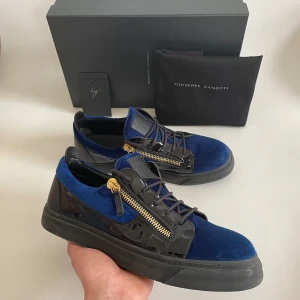 Giuseppe Zanotti skor - Hej, Säljer nu mina sjukt feta Giuseppe Zanotti skor. De är i sjukt bra skick med inga defekter alls 9/10. Allt og medföljer, Box, dustbag och kort. Skorna är i storlek 43. Nypris~6000. Mitt pris 2499. INGA BYTEN!