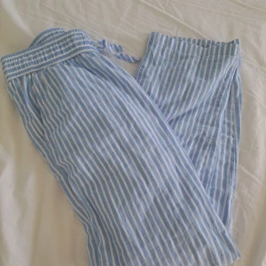 Randiga linnebyxor🤍 - Superfina linnebyxor från kapphal! Jag köpte de från vinted med de var tyvärr för korta på mig så jag har aldrig använt de. Innerbenslängden är ca 57 cm. 💓💓