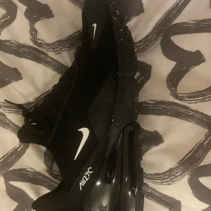 Air Max 270 - Riktigt bra material och sprillansnya då jag använt dem en gång pga att de var för små för mig 