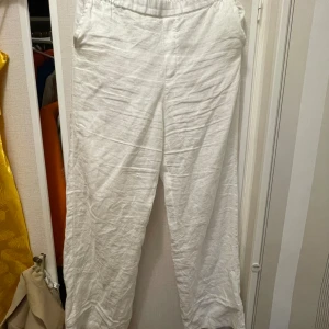 Linnebyxor  - Säljer mina jättefina linnebyxor från lindex som jag köpte förra året, inte använd många gånger alls. Inte så bra bilder men skriv privat för nyare och bättre bilder. Säljer då dem är för långa för mig (är 161). kan tänka mig att sänka priset 🩷