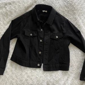 Svart jeansjacka  - Svart jeans jacka, på lappen står det Jacqueline de Yong. Använd fåtal gånger och i väldigt bra skick!