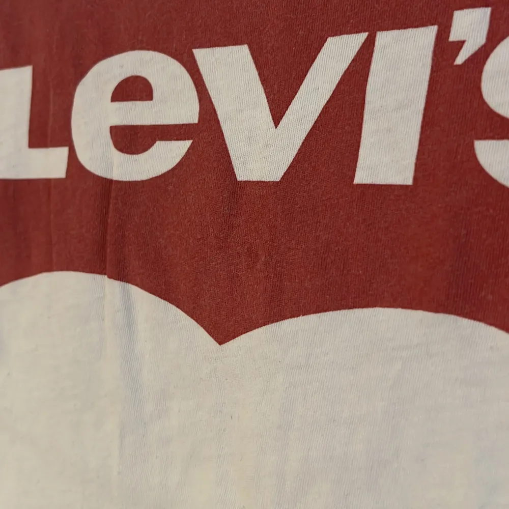 Säljer min gamla Levis t shirt i storlek xxs passar xs också. Inga fläckar eller andra defekter förutom en nästan osynlig liten fläck på bild två. Super mjukt och luftigt material!. T-shirts.