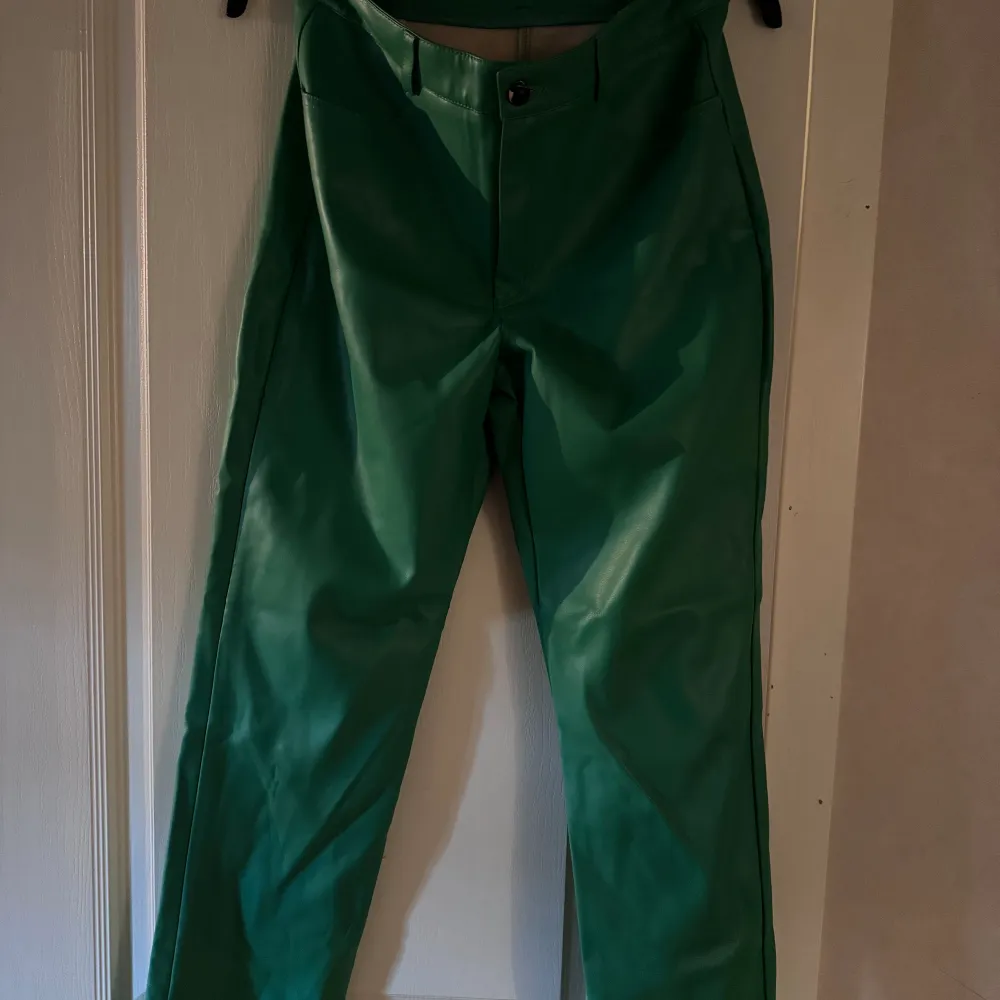 Gröna fake läder byxor från Nelly by Nelly  Strl 40  Aldrig använda 🌟🩷. Jeans & Byxor.