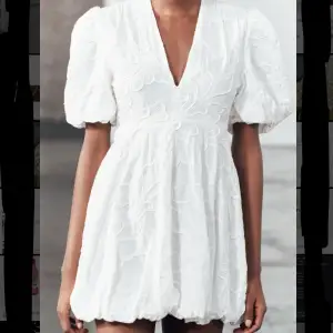 Jättefin vit klänning, aldrig använd bara testat men har tappat kvittot. Kan skicka egna bilder också🫶🏼 lite liten i storleken 