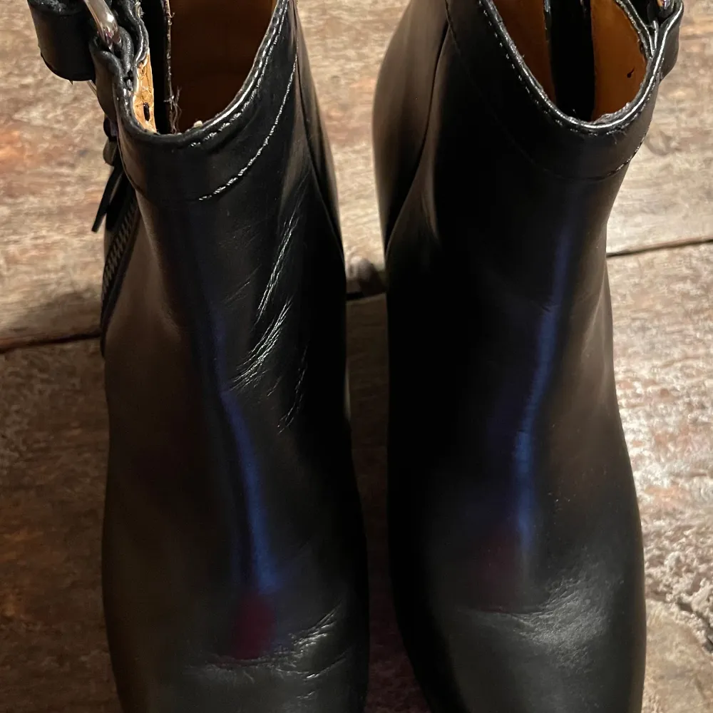 ACNE boots i svart skinn, strl 38. Oanvända, köpta för att de är så snygga, men nu behöver jag frigöra plats hemma. Lägger ut fler boots i separata annonser.. Skor.