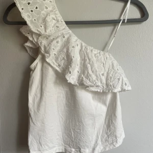 Sommartopp - Super fint sommarlinne från Mango☺️Perfekt till sommaren☀️🌷Bra skick! Obs godkänner bud över 100 kr - först till kvarn