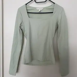 En grön tröja från hm i storlek S med fyrkantig urringning. Aldrig använd