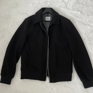 Zara jacka  - Säljer denna finjackan från Zara. Storlek M.  Mycket fint skick! 