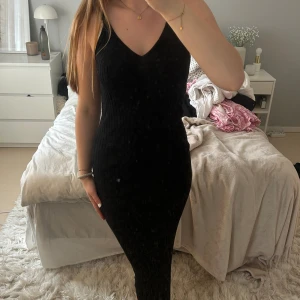 Svart långklänning  - snygg svart längre klänning som inte kommer till användning längre, vringad och i ribbatmaterial 🤍