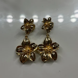 Blomörhängen  - Rostfria blomörhängen (aldrig använt)