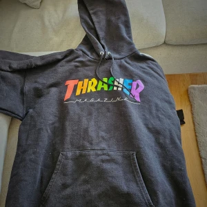 Thrasher hoodie  strl S-M - Storlek S-M En snygg hoodie i använt skick. Den ser mindre sliten ut i verkligheten 