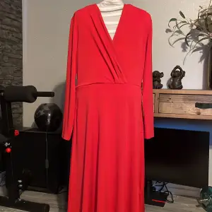 Fin röd klänning i bra skick 