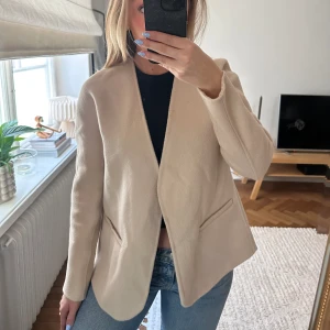 Beige kappa ifrån WERA - Superfin kappa som tyvärr är lite liten på mig.. nypris: 1400kr🤍