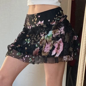 Kjol - Så fin blommig lågmidjad glansig silk kjol. Fina unika mönster och volanger som ger kjolen en fin passform💞