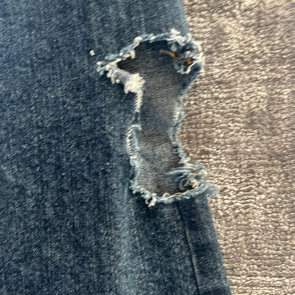 Super snygga bootcut lowwaist mörka byxor som har ett hål nere vid benet ( de på näst sista bilden ) men annars perfekta , skriv till mig om nån har frågor eller om mått 🙌. Jeans & Byxor.