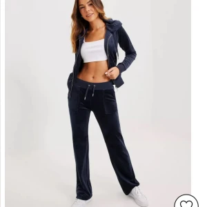 Juicy couture set  - Juicy couture set i marinblå. 800kr/delen eller 1500 för hela. Knappt använt. Str S. 