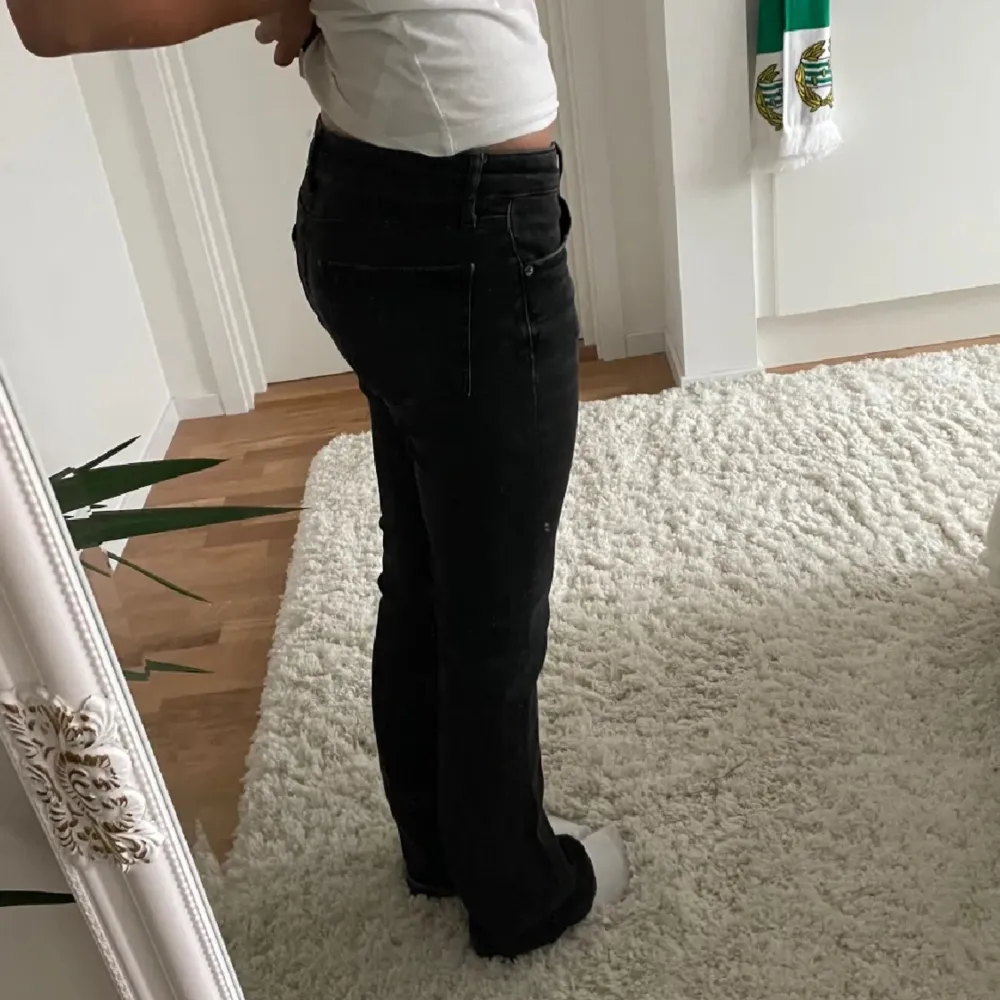 Super snygga jeans från Zara som inte sitter så bra på mig! Fint skick men har något slitage vid benen 💗. Jeans & Byxor.