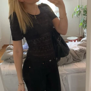 Spets topp - En svart topp som är helt gjord i spets med smått puffade armar vid axlarna. Är i väldigt bra skick, då den inte kommer till användning längre. 