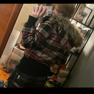 Fishbone hoodie💖 - Super fin jacka/hoodie med knappar och dragkedja💖den är välldigt varm och har flyff på luvan💖