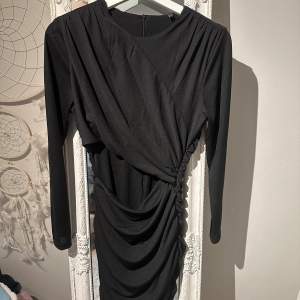 Säljer nu denna magiska klänning i storlek M ifrån ONLY🖤 Skriv vid intresse eller andra frågor, kram 🌸