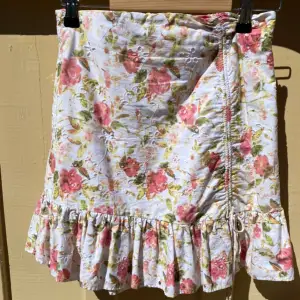 En gullig kjol från Zara, sparsamt använd och inga defekter💗