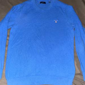 Blå Gant tröja med mönster i storlek M, aldrig använd. Minns inte orginalpriset men väljer att sälja den ganska billigt.