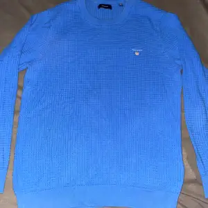 Blå Gant tröja med mönster i storlek M, aldrig använd. Minns inte orginalpriset men väljer att sälja den ganska billigt.