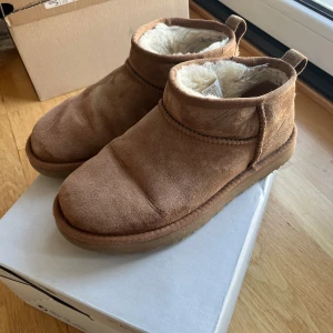 UGG ultra mini chestnut 38 - Använda en säsong. Se bilder för skick! Storlek 38 normala i storlek. Nypris: 1999 :-