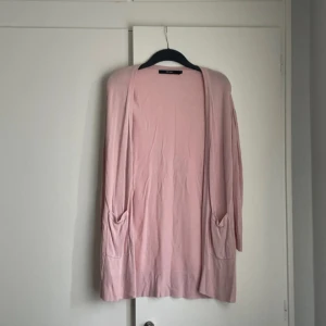 Kofta - Lätt rosa kofta, suuuuuuper söt samt skön. Perfekt för våren & sommaren. Dessutom felfri, helt ny skick. 🧸