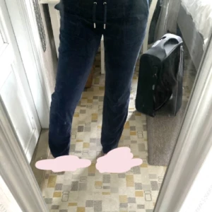 Juicy Cutore byxor  - Juicy byxor i färger night sky i storlek S. Använda några gånger men inget jag använder mer. I fint skick och i samma färg som när de köptes🎀