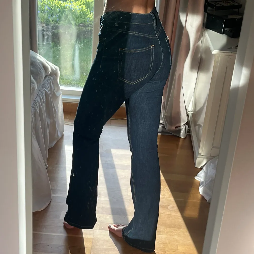Bootcut jeans från Zara med mig waist.. Jeans & Byxor.