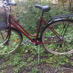 SKEPPSHULT NOVA - Skeppshult Nova med Shimano Nexus 7 vxl. 28 tum och mörk röd i färgen. Köpte den till Mamma men hon blev sjuk innan hon vande sig vid cykeln. Den är väldigt lite använd och nästan i nyskick sånär som på två små  repor på ramen.  