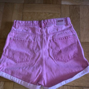 Mom jeans shorts rosa - Midjemått 35,5cm x 2 