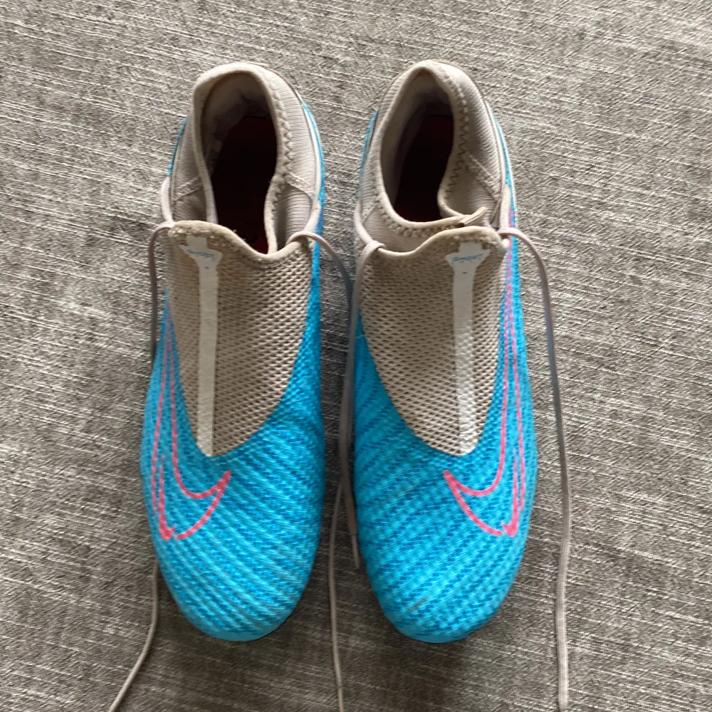 Nike fotbollsskor som knabbt är använda. Jag köpte dem för 1,200 ny pris och säljer dem för 500. . Skor.