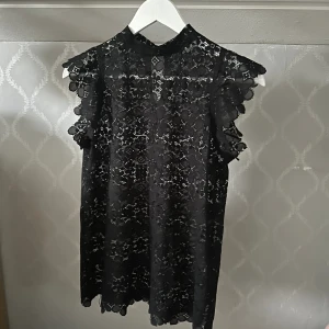 Spetstopp - Jätte fin spetströja! Skriv för frågor eller tryck på ”köp nu”💗