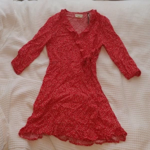 Sommarklänning  - Superfin röd sommarklänning med knytning på sidan❤️🤍