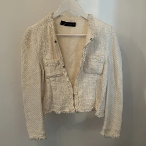 Zara blus - Jag säljer nu en fin blus från fara i bra skick. Skriv gärna vid frågor💕