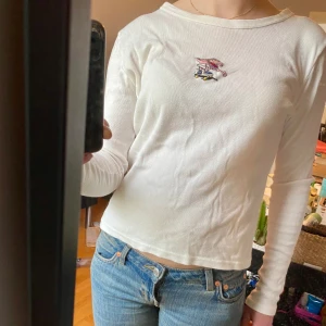 Brandy Melville tröja - Gullig tröja från Brandy Melville! Köpt i butik för ca ett år sedan men aldrig använd. Passar nog mellan xs-m 🥰