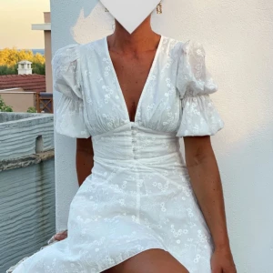 Adoore sicily dress - Klänning från Adoore, i  modellen ’Sicily’ (slut i lager) 🌟 Aldrig använd, prislapp kvar! 🥰 Storlek 38 men liten i storlek, passar 36!  Perfekt till studenten, midsommar osv 💓  Lånade bilder, Egan bilder skickas på förfrågan ❤️
