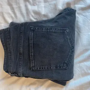 Ett par svarta bootcut jeans från HM i storlek 36 som ska vara högmidjade är mer midwaist. De är klippta längst ner så de passar kortare personer. Säljer för de inte används.