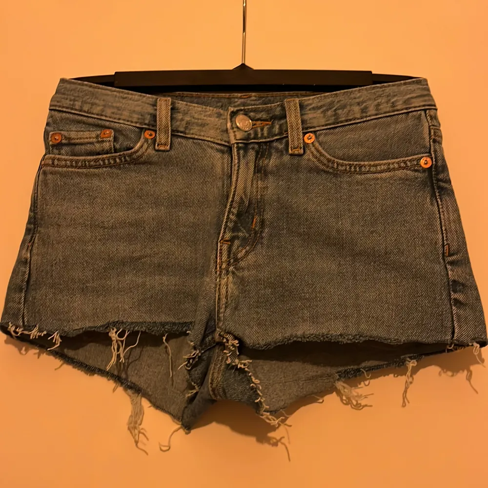 Jeans shorts från Weekday i storlek 24/30. Ny pris 299, mitt pris 149kr men kan diskuteras.❤️. Shorts.